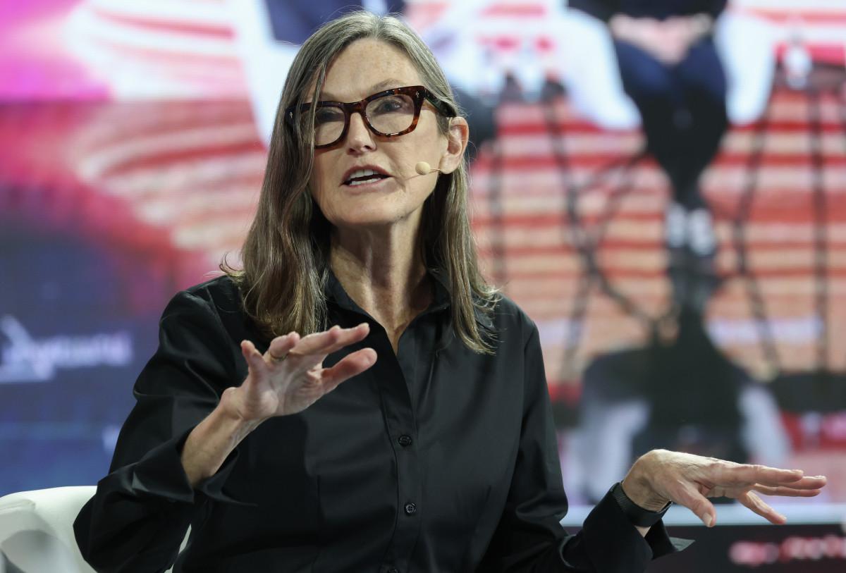 凯茜·伍德投资3000万美元的下跌加密货币股票